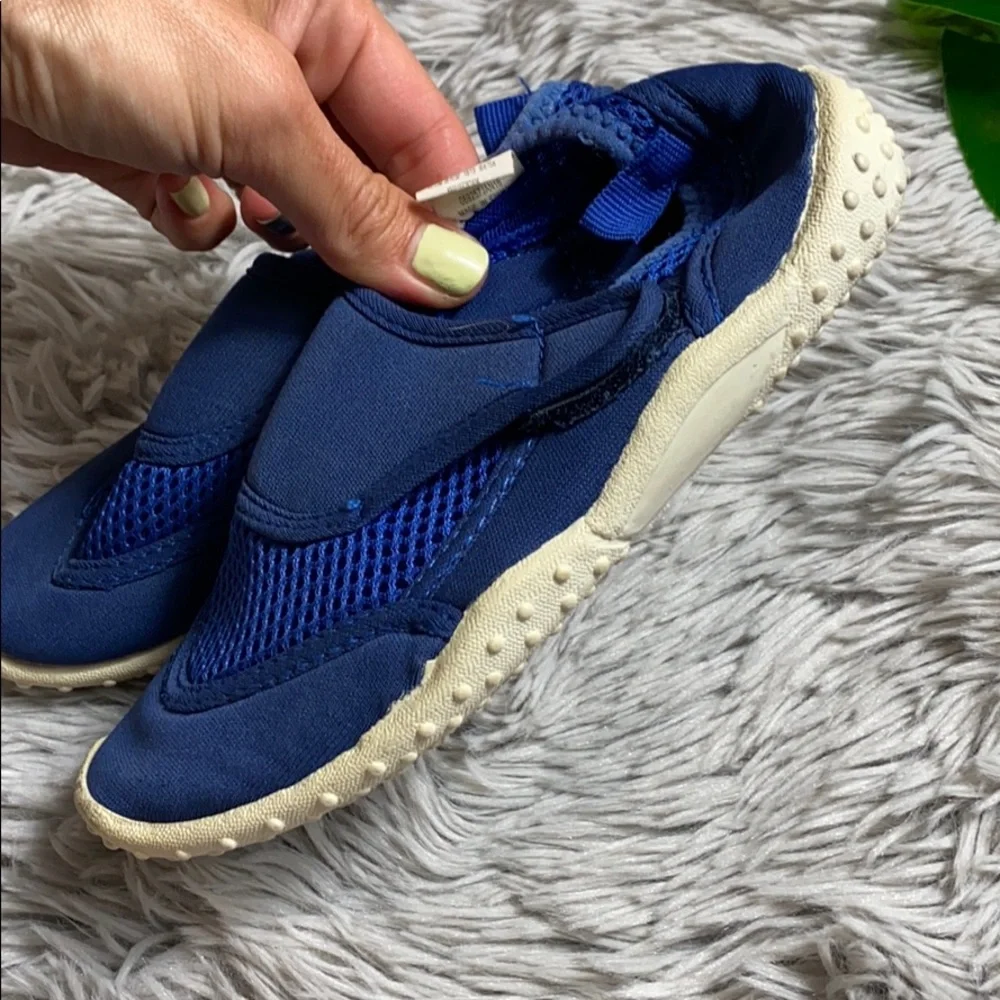 🌺athletech boys blue water shoes size 11/12